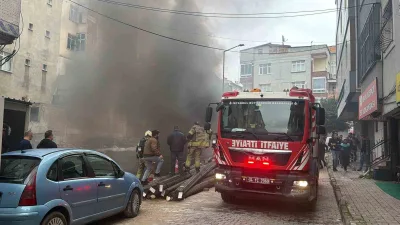 İstanbul Bahçelievler’de bir inşaatın temelindeki izolasyon malzemelerinin alev almasıyla çıkan