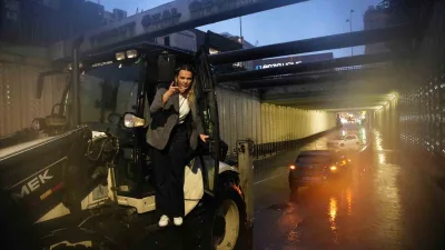 İstanbul Bahçelievler’de su basan alt geçitte aracında mahsur kalan kadın