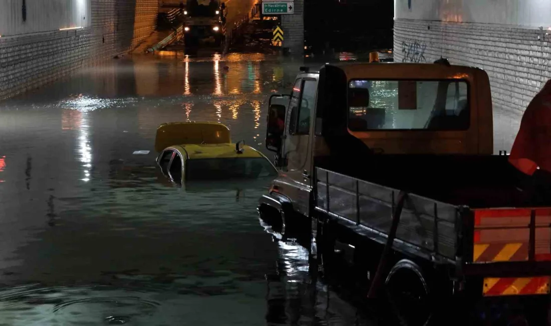 İstanbul Bakırköy’de cadde üzerindeki alt geçitte biriken suda mahsur kalan