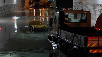İstanbul Bakırköy’de cadde üzerindeki alt geçitte biriken suda mahsur kalan