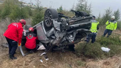 Balıkesir’de İzmir-İstanbul otobanında seyir halindeki otomobil bariyerleri aşarak şarampole uçtu.