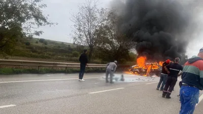 Balıkesir’in Bandırma ilçesinde, yağış nedeniyle kayganlaşan yolda kontrolden çıkan otomobil