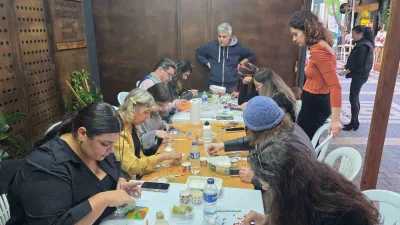 Balıkesir’in Bandırma ilçesinde Sanat Sokağı’nda düzenlenen cam mozaik atölye çalışmasında