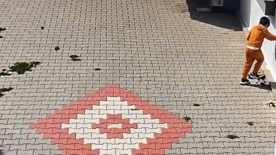 Balıkesir’in Bandırma ilçesinde bir çocuğun kediye kötü muamelede bulunduğu anlara