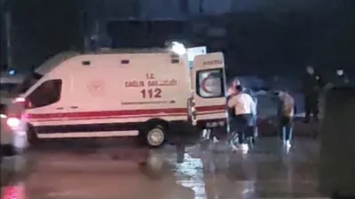 Balıkesir’in Bandırma ilçesinde sürücüsünün direksiyon hakimiyetini kaybettiği otomobil, orta refüje