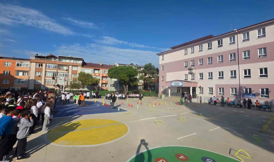 Bandırma Marmara İlkokulu’nda düzenlenen “Sağlıklı Çocuk, Sağlıklı Gelecek” programında öğrencilere