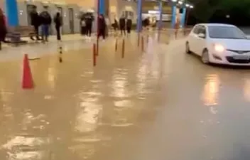Başakşehir’de yolları ve Olimpiyat Durağı’nı su bastı. Metroya binmek isteyen