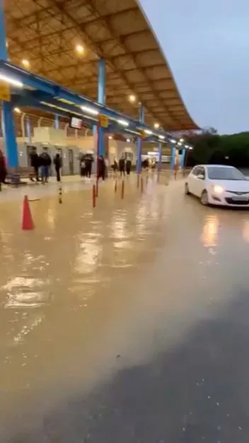 Başakşehir’de yolları ve Olimpiyat Durağı’nı su bastı. Metroya binmek isteyen