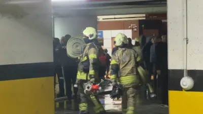 İstanbul Başakşehir’de bir sitenin otoparkında park halindeki araçta çıkan yangın