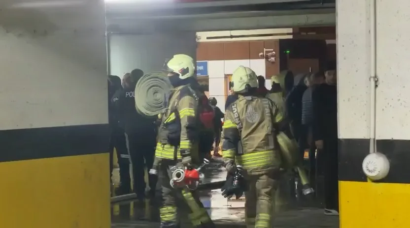 İstanbul Başakşehir’de bir sitenin otoparkında park halindeki araçta çıkan yangın