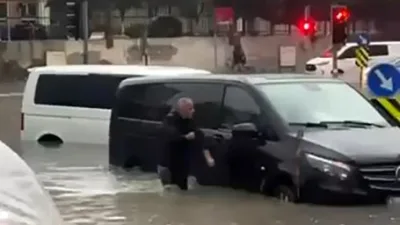 Başakşehir Ziyagökalp Mahallesi Süleyman Demirel Bulvarı’nı su bastı. Araçlar su