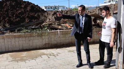 Başiskele’de selden zarar gören esnafı ziyaret eden Belediye Başkanı Yasin