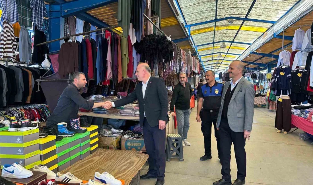 Bilecik’in Osmaneli ilçesinde Belediye Başkanı Bekir Torun, pazarda esnaf ve