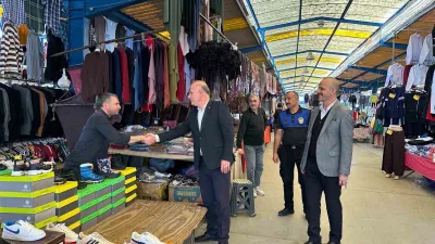Bilecik’in Osmaneli ilçesinde Belediye Başkanı Bekir Torun, pazarda esnaf ve