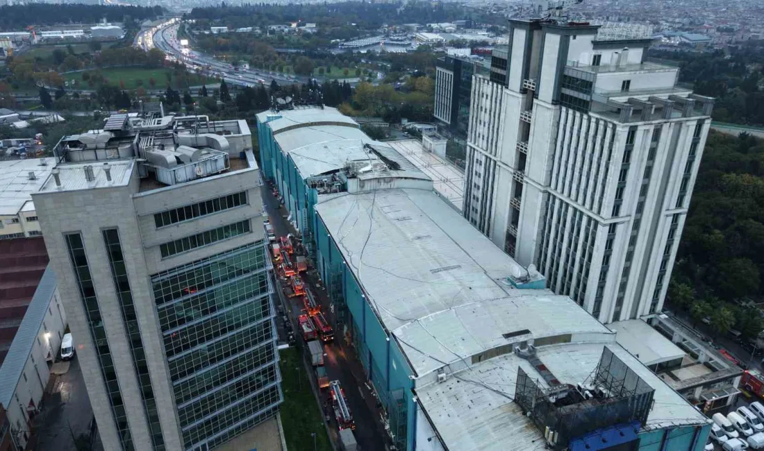 İstanbul Bayrampaşa’da düğün salonunun çatısında çıkan yangın itfaiye ekiplerinin bir