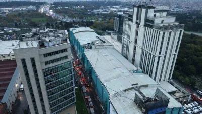 İstanbul Bayrampaşa’da düğün salonunun çatısında çıkan yangın itfaiye ekiplerinin bir