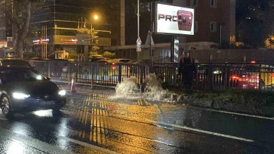 Beşiktaş Nisbetiye Caddesi’nde çalışma yapan ekiplerin ana boruyu patlatması sonucu