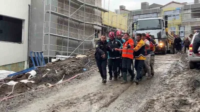 İstanbul’da sağanak yağışın ardından Beykoz’da bir okul inşaatında biriken suyu