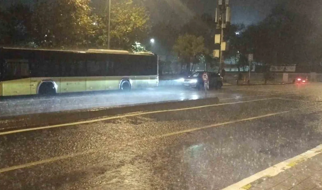 Beykoz’da sabaha karşı etkili olan şiddetli sağanak yağış, yolları adeta
