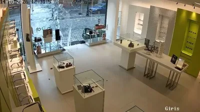 İstanbul’un Beylikdüzü ilçesinde şiddetli rüzgar nedeniyle gözlükçünün cam kapısı kırıldı.