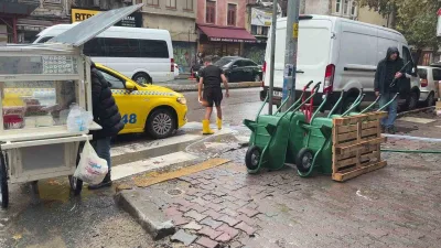 İstanbul Beyoğlu’nda etkili olan sağanak yağış nedeniyle su baskınları yaşandı.