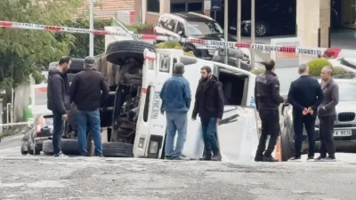 İstanbul Beyoğlu’nda iddiaya göre sürücüsünün kontrolünden çıkan kamyon yan yattı.