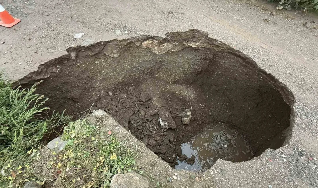 Çanakkale’nin Biga ilçesinde toprak yolun bir bölümü aşırı yağışlar nedeniyle