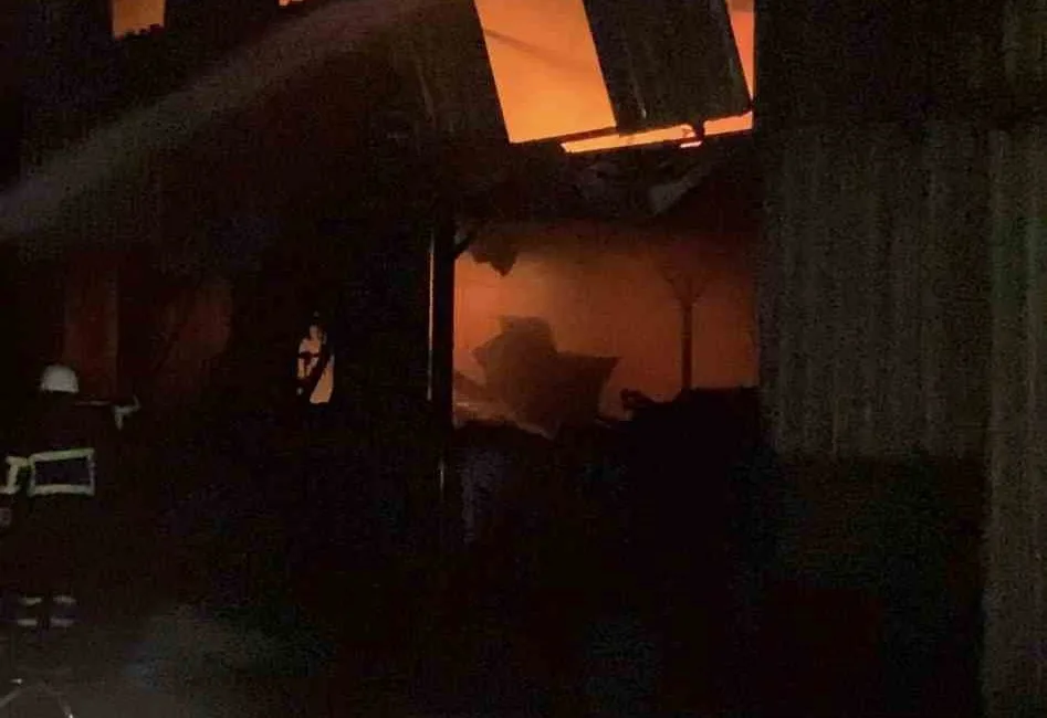 Çanakkale’nin Biga ilçesinde sanayide hurda dükkanında çıkan yangın itfaiye ekiplerinin