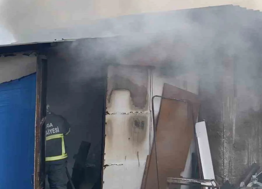 Çanakkale’nin Biga ilçesinde sanayide marangoz atölyesinde çıkan yangın itfaiye ekiplerinin