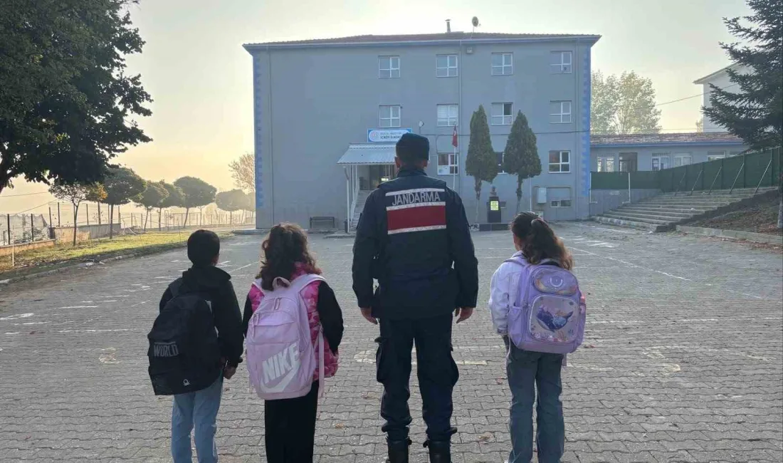 Bilecik’te 10 okulda jandarma ekiplerince güvenlik ve kontrol uygulaması gerçekleştirildi.