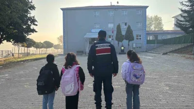 Bilecik’te 10 okulda jandarma ekiplerince güvenlik ve kontrol uygulaması gerçekleştirildi.