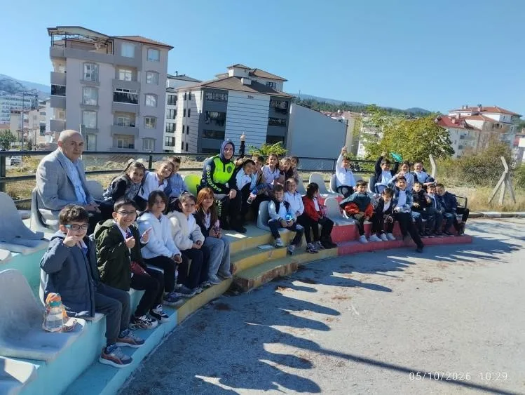 Bilecik’te ilkokul öğrencilerine uygulamalı trafik eğitimi verildi. Bilecik İl Emniyet