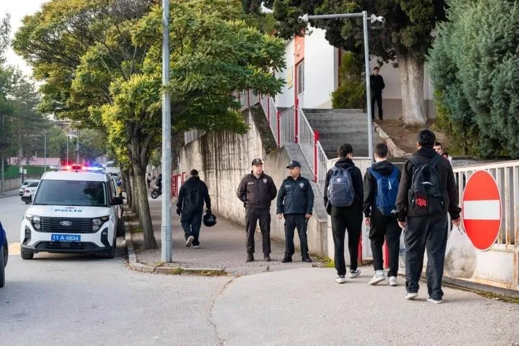 Bilecik’te okul çevrelerinde sıkı denetim yapıldı. Bilecik genelinde çocukların güvenli