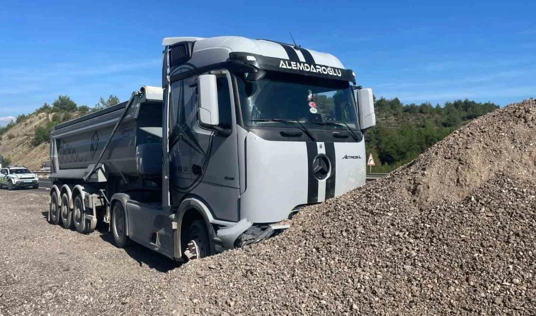 Bilecik’te kontrolden çıkan tırın yol kenarındaki kum yığınına çarpması sonucu
