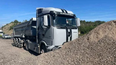 Bilecik’te kontrolden çıkan tırın yol kenarındaki kum yığınına çarpması sonucu