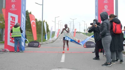Kocaeli Büyükşehir Belediyesinin düzenlediği Uluslararası Osmangazi Cumhuriyet Koşusu’nda her yaştan