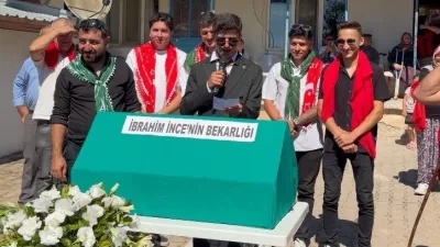 Bilecik’te gerçekleşen bir köy düğününde damadın arkadaşları damadı çatıya çıkarıp