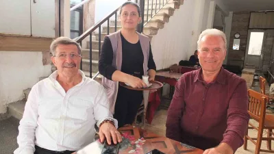 Burhaniye ilçesinde, kahvehanelerde süt servisi yapılması vatandaşları sevindirdi. Sonbaharla ile