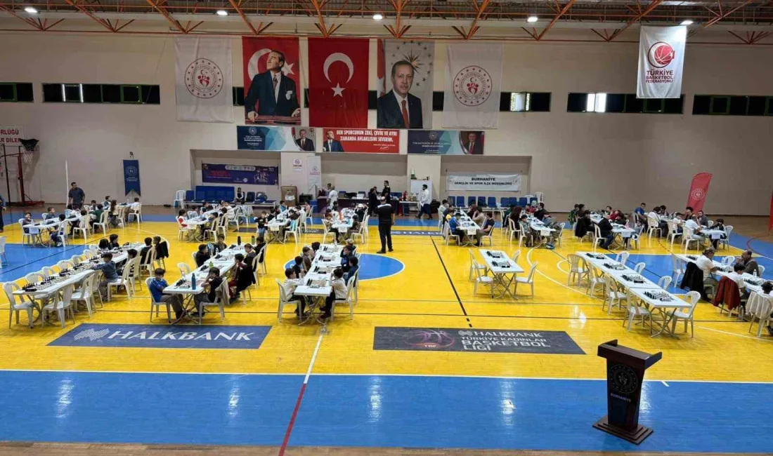 Burhaniye ilçesinde, Atatürk Spor Salonu, Amatör Spor Haftası kapsamında düzenlenen