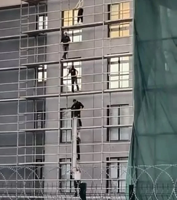 Bursa’da bir binanın dış cephesinde çalışma yapan işçilerin, yeterli güvenlik