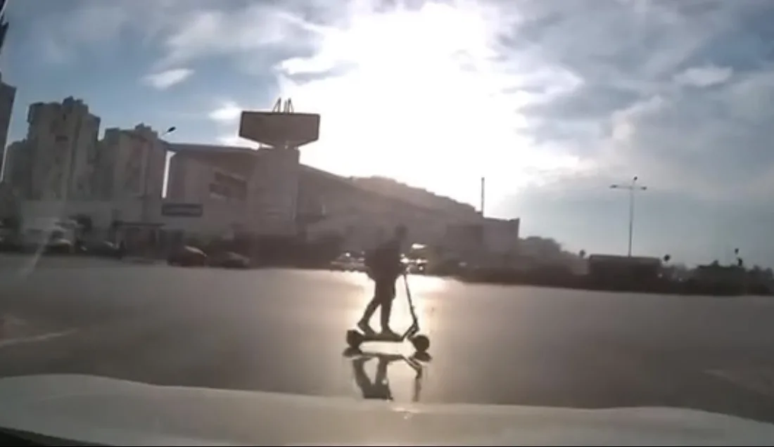 Bursa’da kavşakta kırmızı ışık ihlali yaparak hızla ilerleyen elektrikli scooter