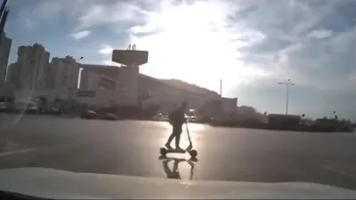 Bursa’da kavşakta kırmızı ışık ihlali yaparak hızla ilerleyen elektrikli scooter