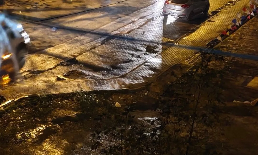 Bursa’da otomobil ile seyyar satıcının çarpıştığı kazada yola saçılan meyveler,