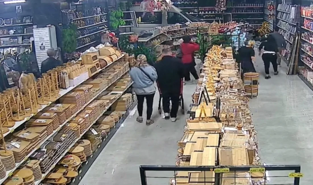 Bursa’nın Nilüfer ilçesinde kontrolden çıkan servis aracı, züccaciye mağazasına daldı.