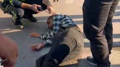 Bursa’nın İnegöl ilçesinde yolun karşısına geçmek isteyen 24 yaşındaki genç,
