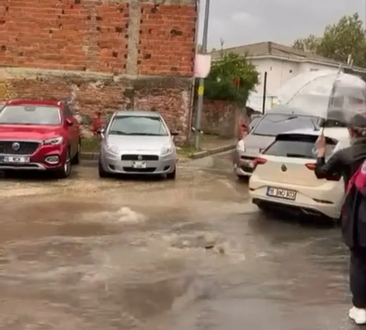 Bursa’da etkili olan şiddetli sağanak yağışın ardından pazar yerleri ve
