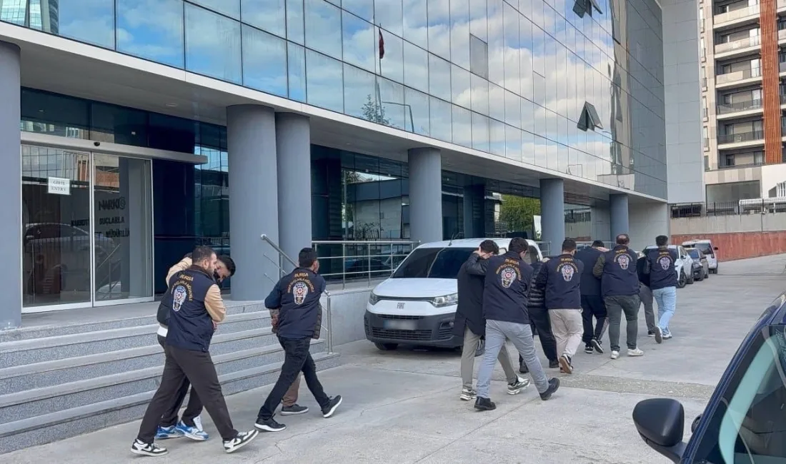 Bursa’da vatandaşları bilişim sistemleri aracılığıyla dolandırdıkları belirlenen şüphelilere yönelik düzenlenen