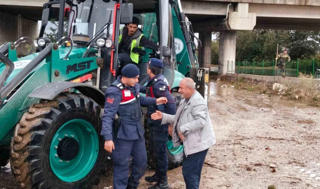Bursa’da su taşkını nedeniyle evine giden yollar kapanan ve mahsur