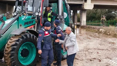 Bursa’da su taşkını nedeniyle evine giden yollar kapanan ve mahsur