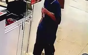 Bursa’nın İnegöl ilçesinde bir telefon satış mağazasına giren şüpheli, iş